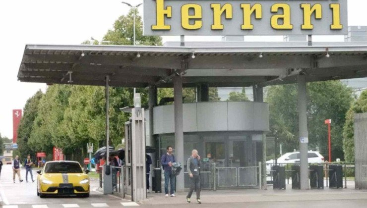 Xiaomi SU7 saindo da sede da Ferrari na Itália -  (crédito: Weibo/Piniluoshan)