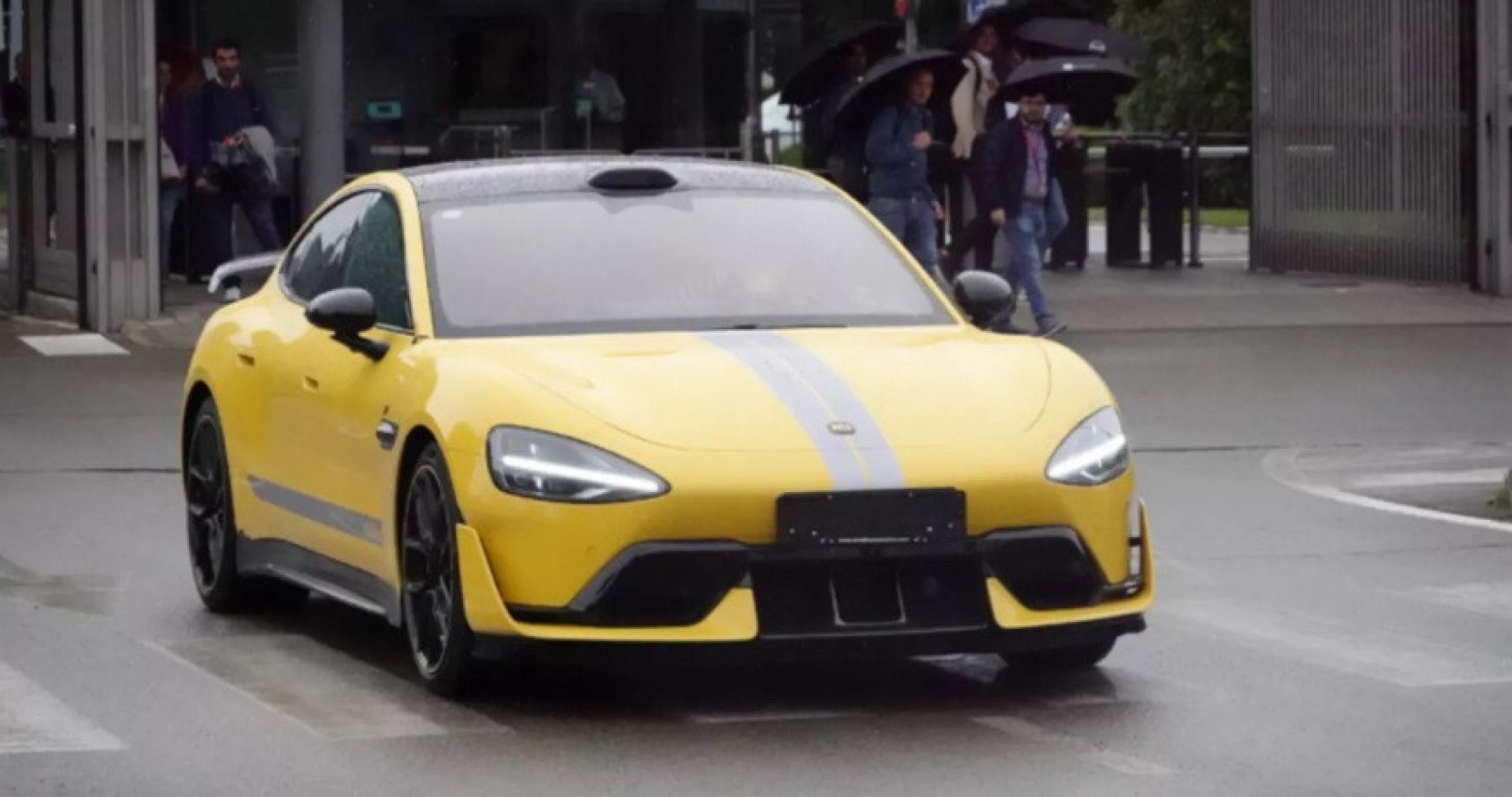 Xiaomi SU7 Ultra foi visto saindo dos portões da fábrica da Ferrari