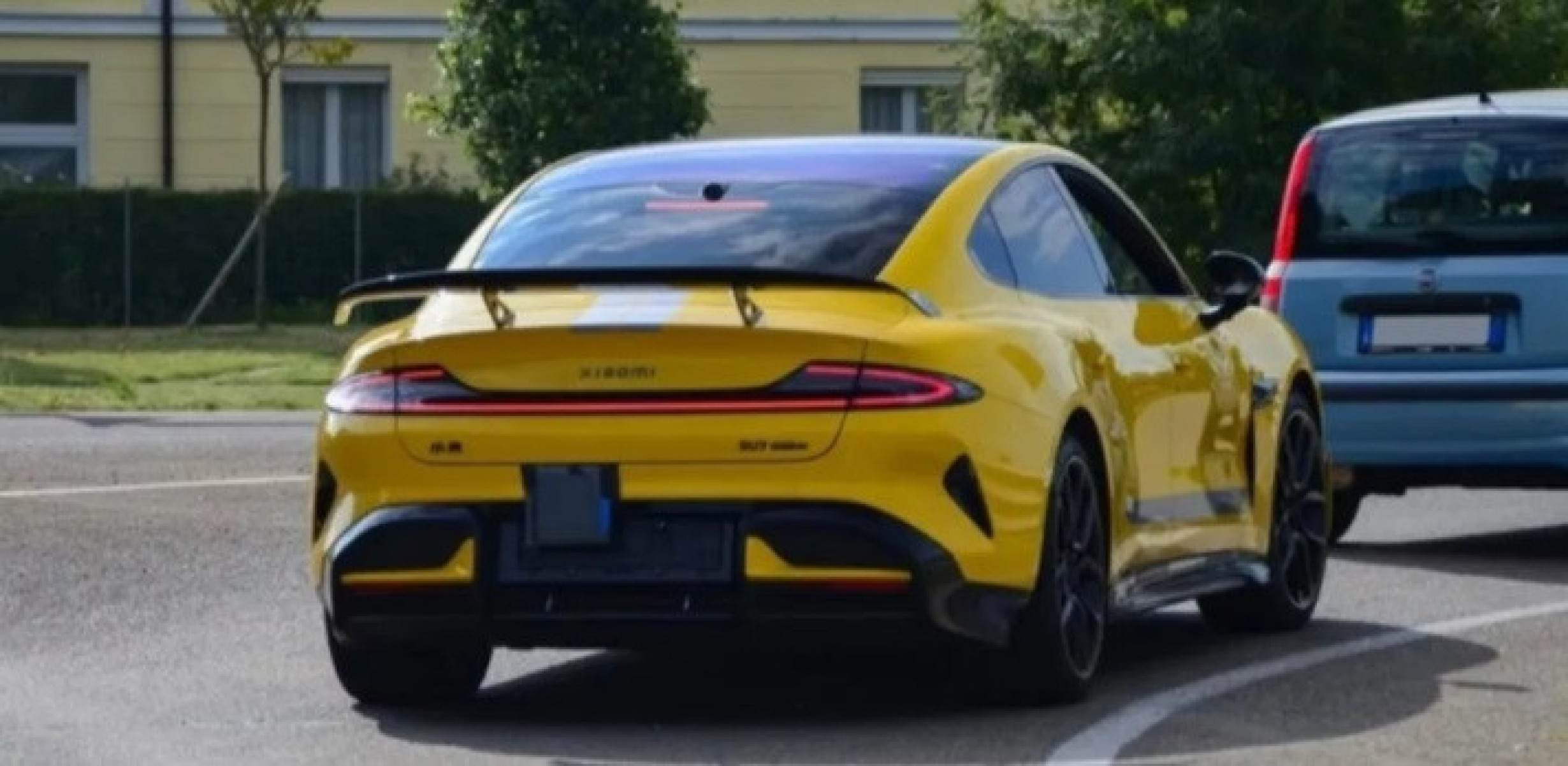 Xiaomi SU7 Ultra foi visto saindo dos portões da fábrica da Ferrari