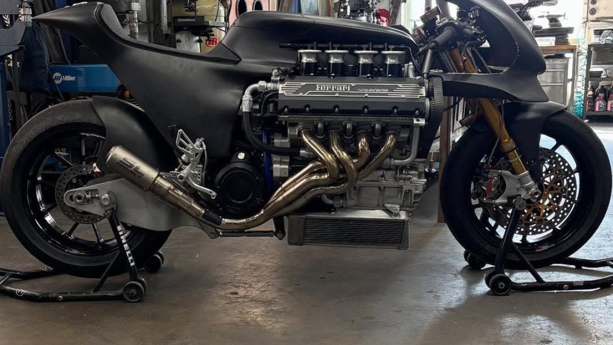 Motocicleta ostenta o V8 de 3.5 litros capaz de entregar 380 cv de potência
