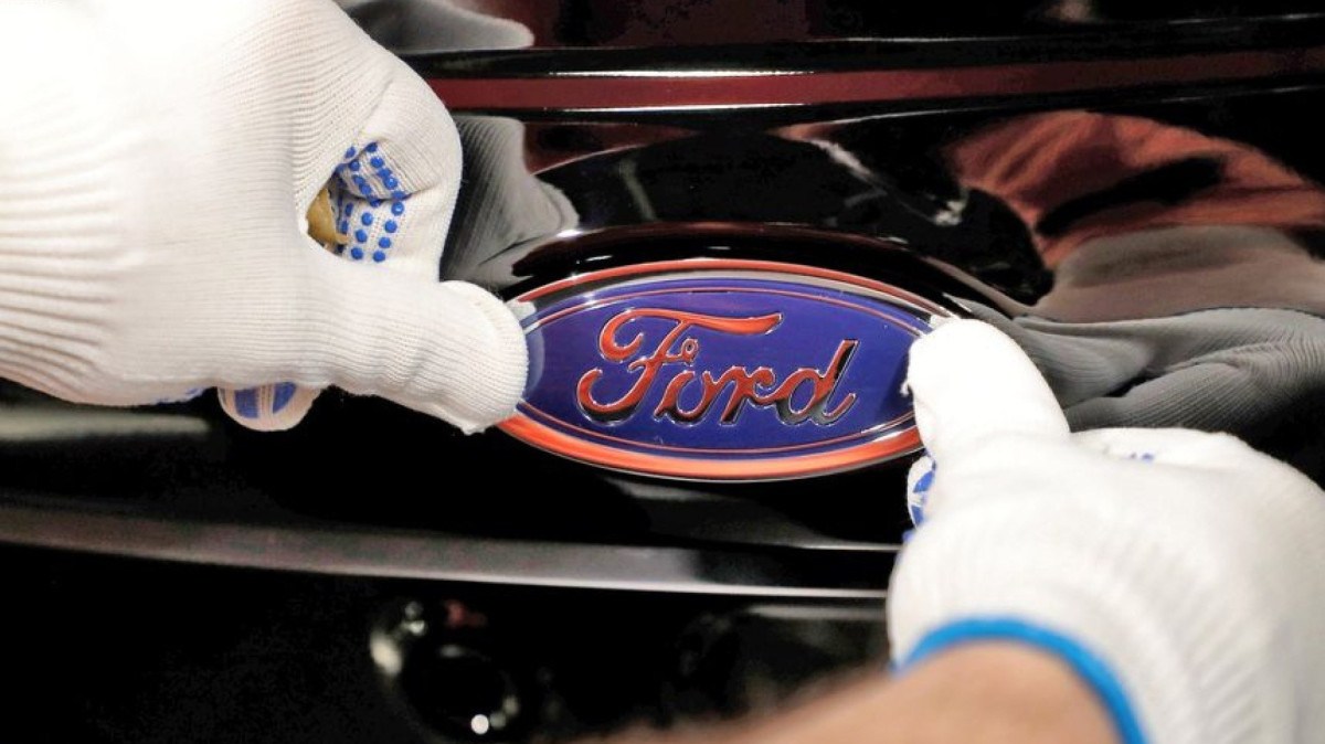 Logo da Ford sendo colocado em carro