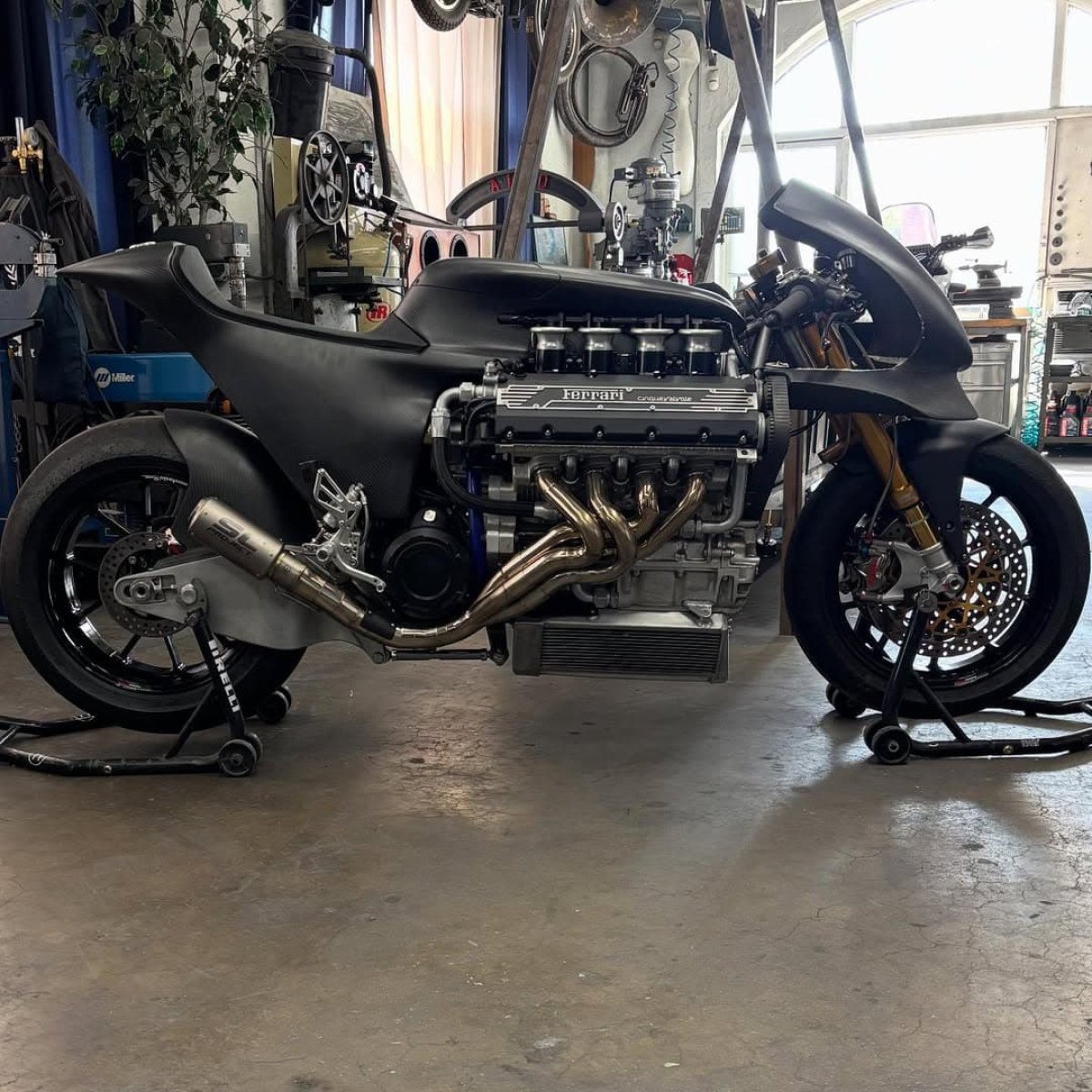 Mecânico cria moto com motor V8 de Ferrari; ouça o ronco
