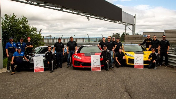 Chevrolet levou três versões do Corvette para a pista para superar o Mustang -  (crédito: Divulgação/GM)
