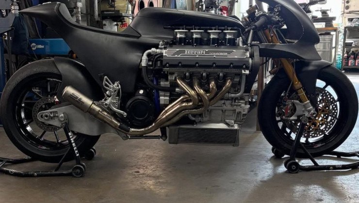 Motocicleta ostenta o V8 de 3.5 litros capaz de entregar 380 cv de potência -  (crédito: Reprodução/Instagram)