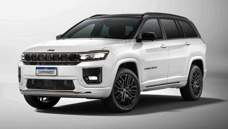 Todas as vers&otilde;es t&ecirc;m teto preto de s&eacute;rie, mas as vers&otilde;es Overland e Blackhawk t&ecirc;m tamb&eacute;m moldura inferior na cor do ve&iacute;culo