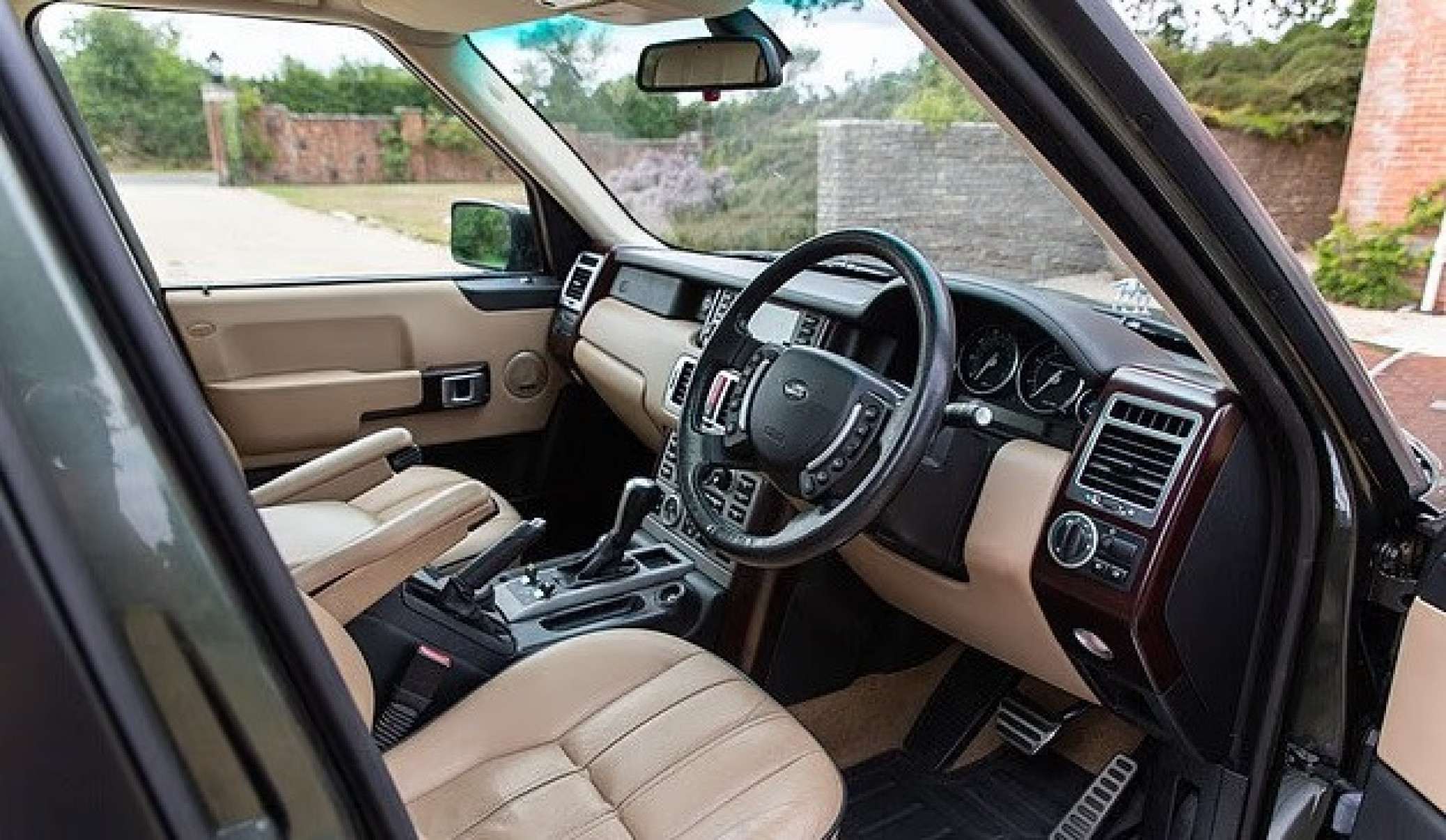 Range Rover L322 de 2006 foi da Rainha Elizabeth II por dois anos