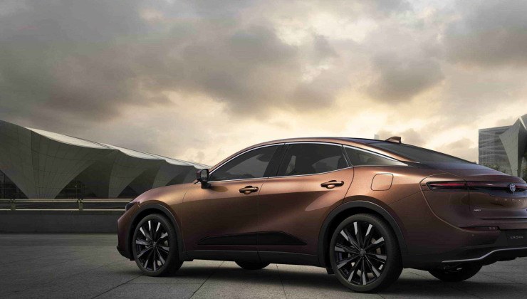 Toyota Crown possui design diferenciado