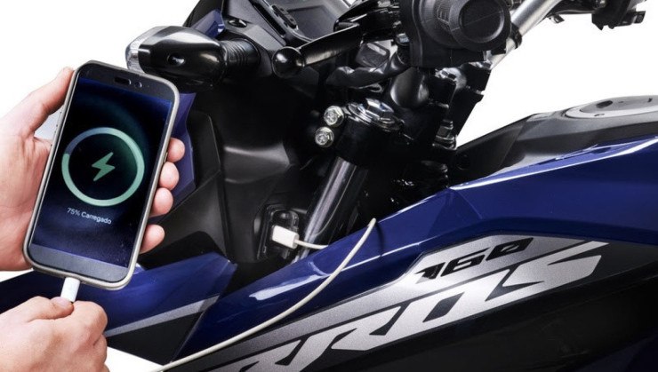 A motocicleta agora conta com tomada USB-C
