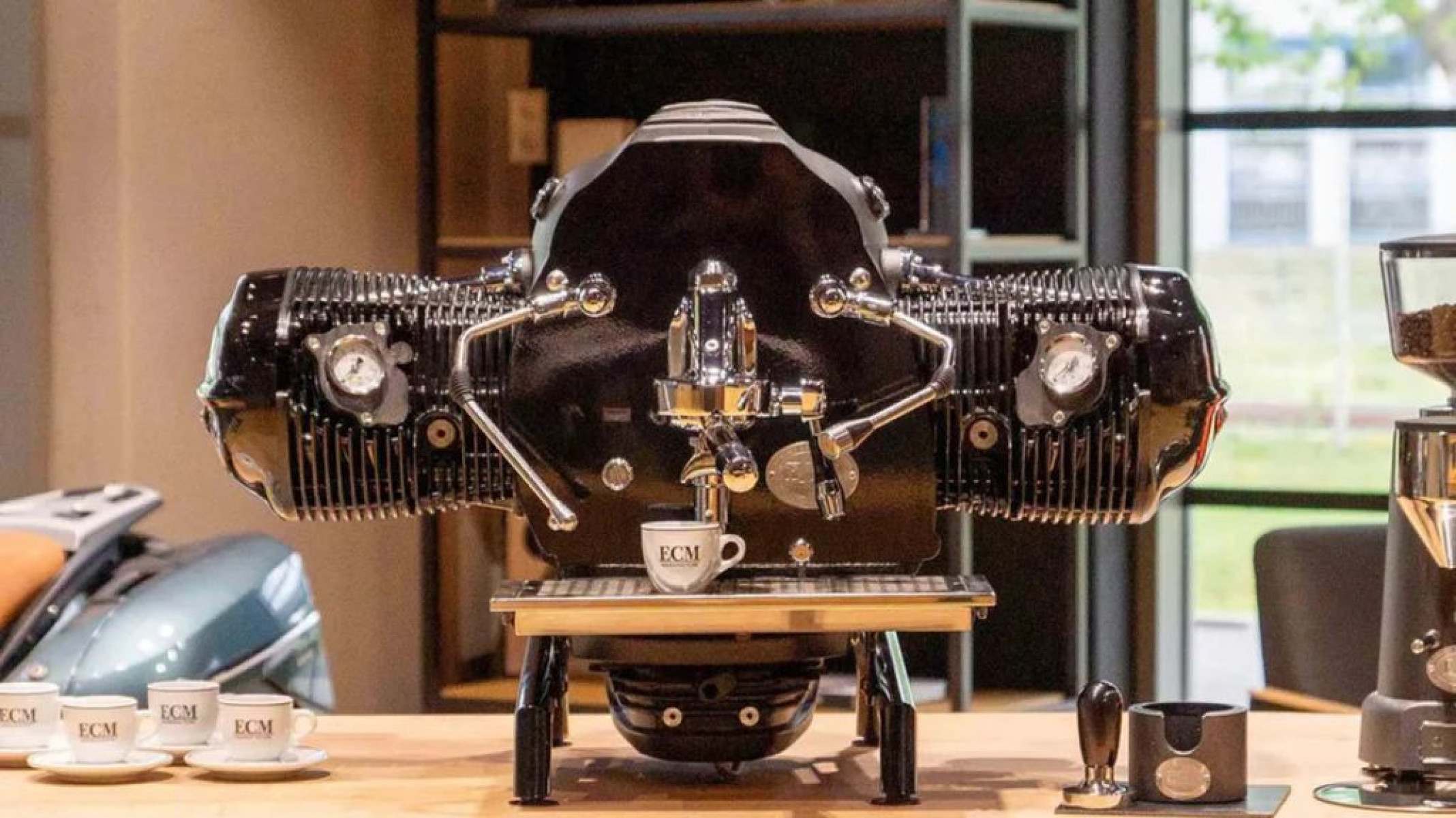 Máquina de café da BMW é montada em motor de motocicleta
