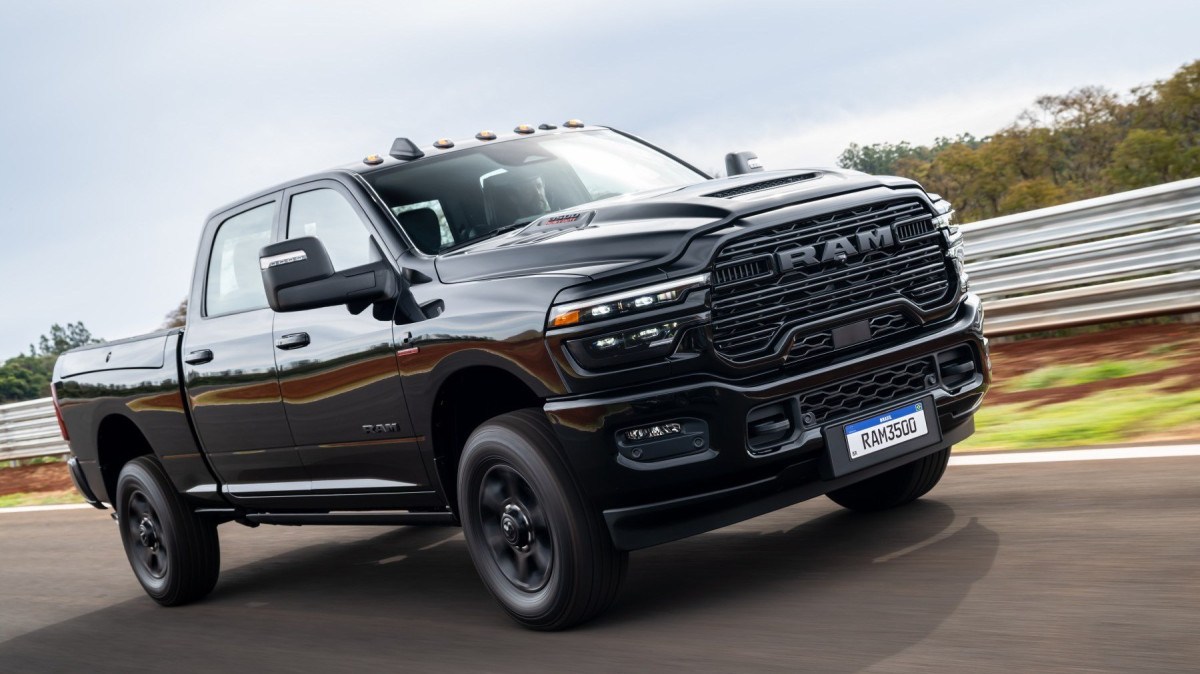 A RAM 3500 Laramie Night Edition conta com grade, rodas e logo na cor preta