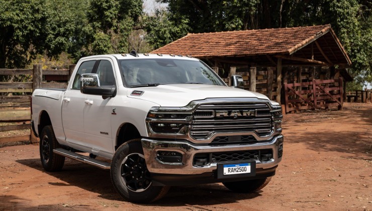 RAM 2500 Laramie na cor Branco Bright