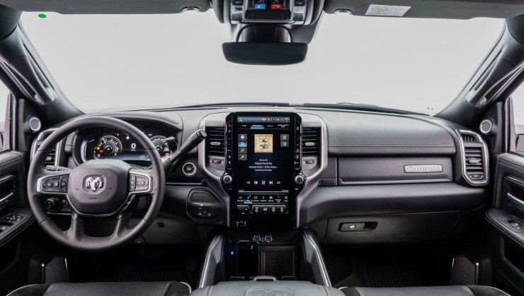 Interior todo preto da RAM 3500 Laramie Night Edition
