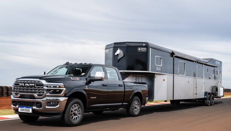 RAM 3500 Longhorn com reboque encaixado