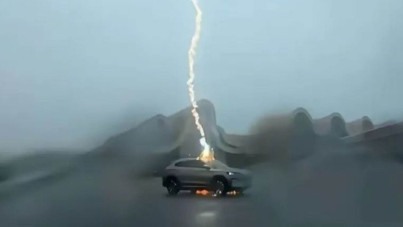 Vídeo: BYD Song Plus é atingido por três raios e sai intacto 