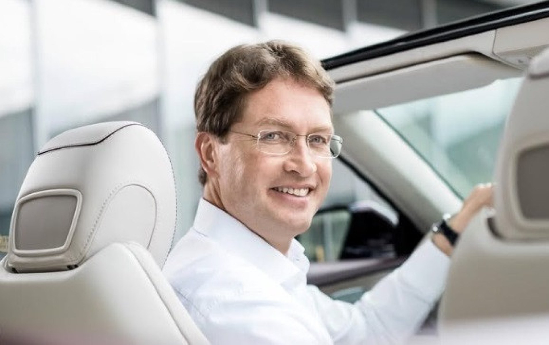 Ola Källenius, CEO da Mercedes-Benz, dirige carro da montadora alemã 