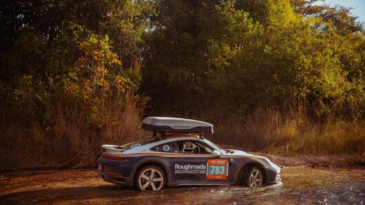 Porsche 911 Dakar atravessando rio no rali 
