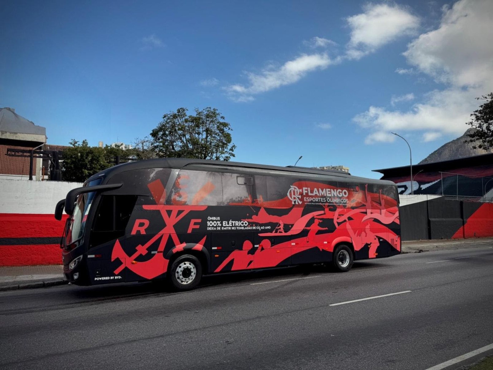 BYD D9F será usado para o transporte de atletas olímpicos do Flamengo