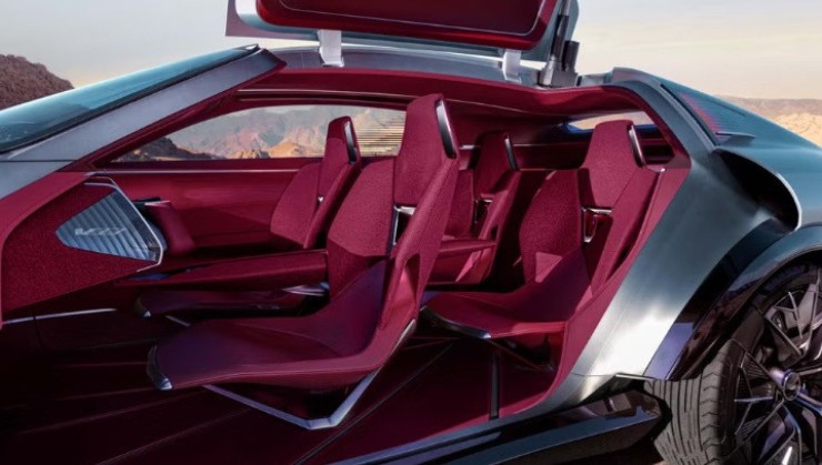 A cabine do Cadillac Elevated Velocity mistura couro Nappa vermelho com um tecido bouclé surrado e detalhes em metal escovado. 