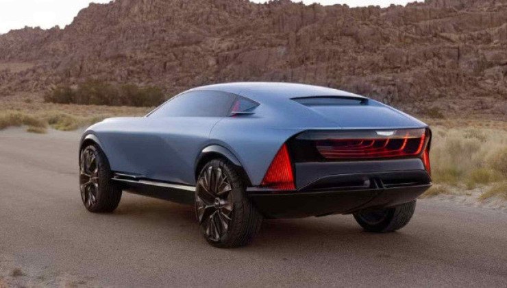 Na traseira do Cadillac, lanternas de LED caneladas estão embutidas nas curvas das laterais 