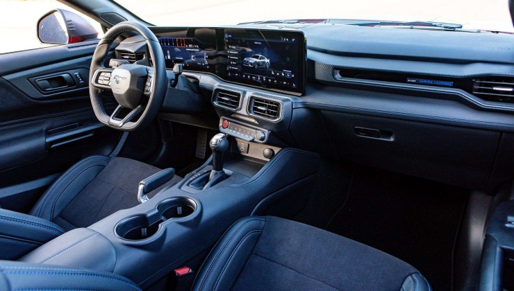 O interior traz sistema de som premium com 12 alto-falantes