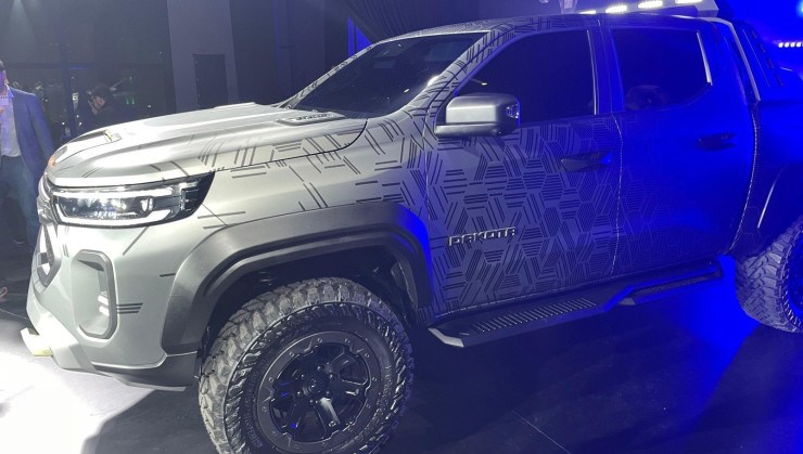 A carroceria da Ram Dakota recebeu uma série de vincos e linhas retilíneos,