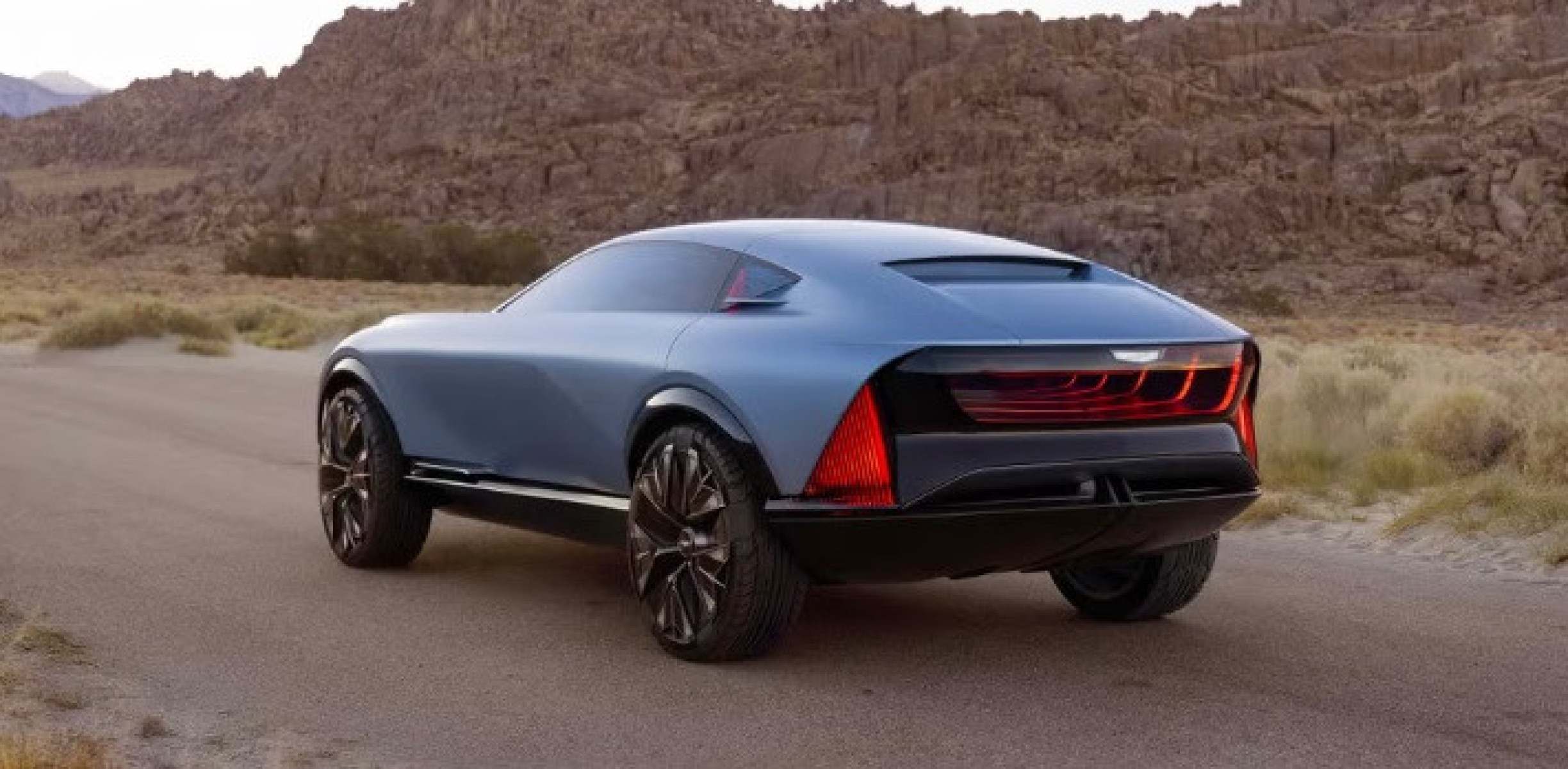 Na traseira do Cadillac, lanternas de LED caneladas estão embutidas nas curvas das laterais 