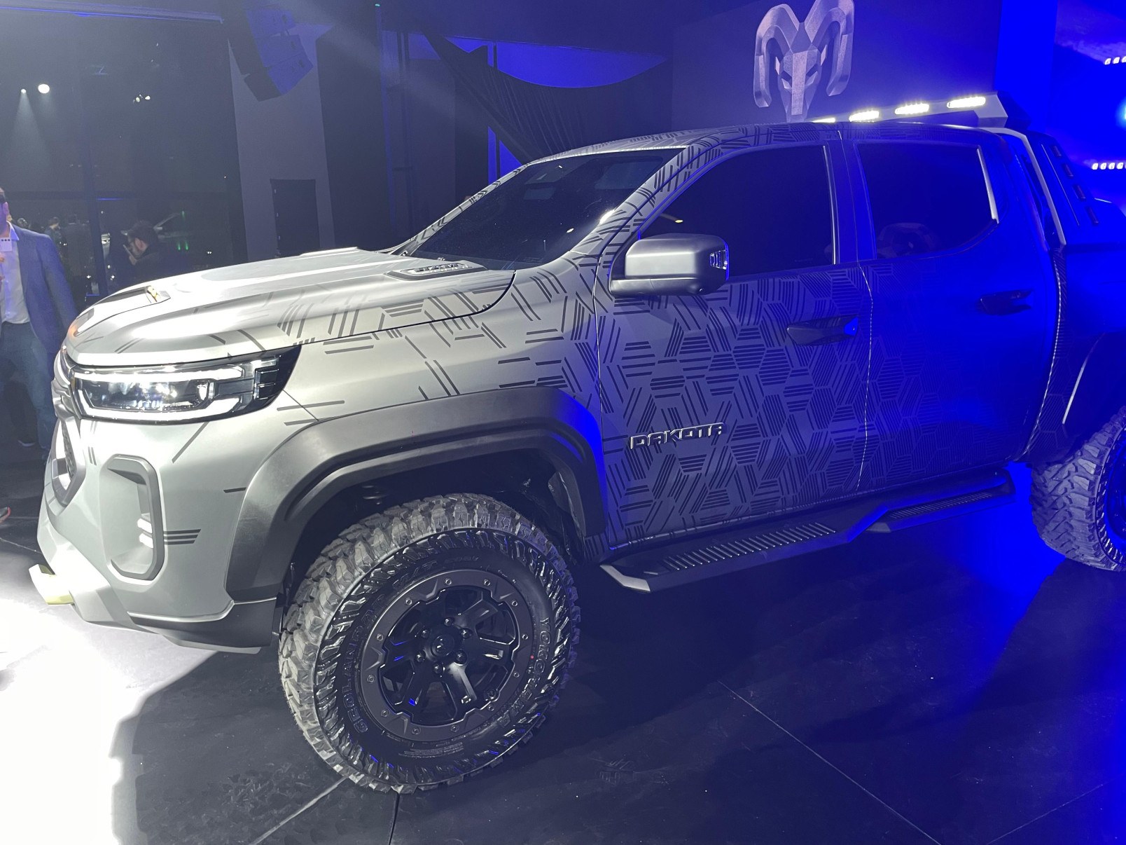 A carroceria da Ram Dakota recebeu uma série de vincos e linhas retilíneos,