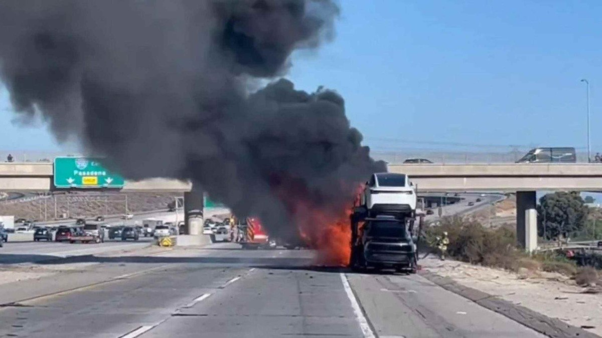 Caminhão levava sete carros da Tesla