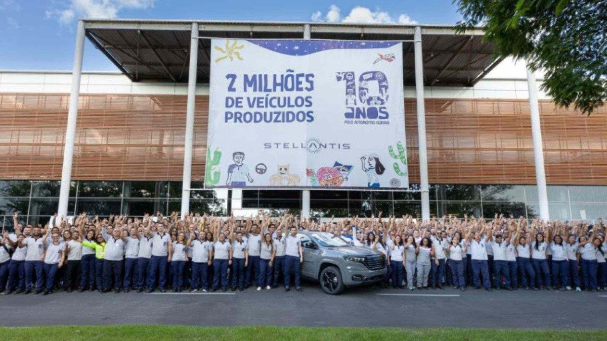 Funcionários da Stellantis do Polo Automotivo de Goiana (PE) reunidos para celebrar a marca de 2 milhões de carros produzidos na unidade