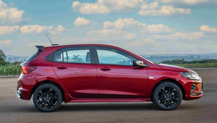 A versÃ£o hatch tem 2.551 mm entre-eixos e porta-malas de 303 litros