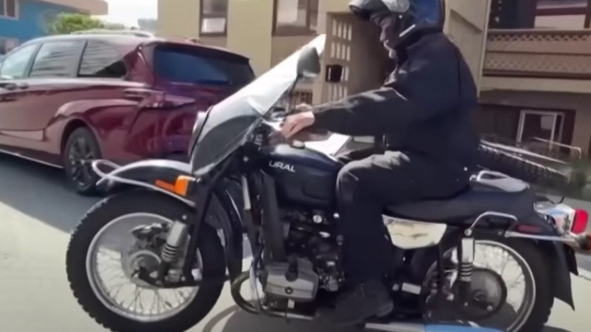 Morador do Alasca dirige moto da Ural entregue pelo presidente Putin