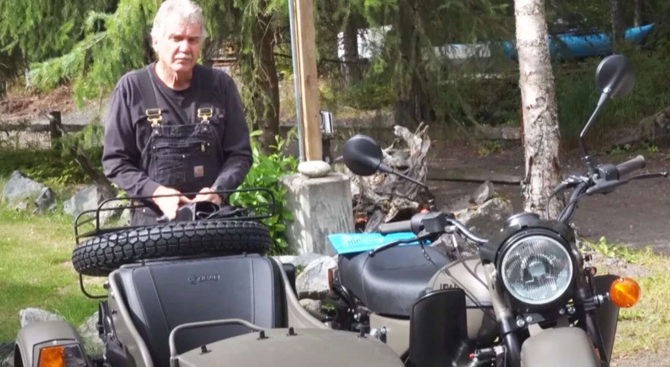 Mark Warren, morador do Alasca, exibe sua nova moto
