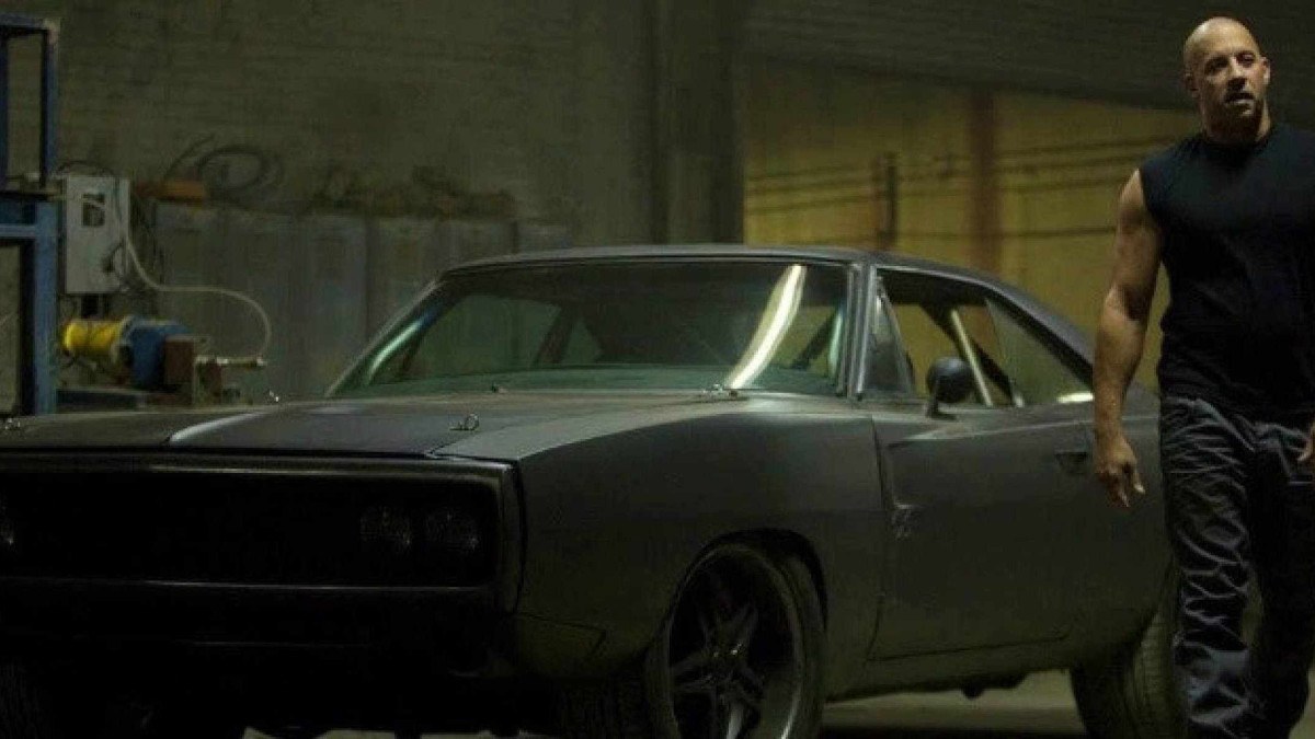 Ator Van Diesel ao lado do Dodge Charger 1970 em filme 