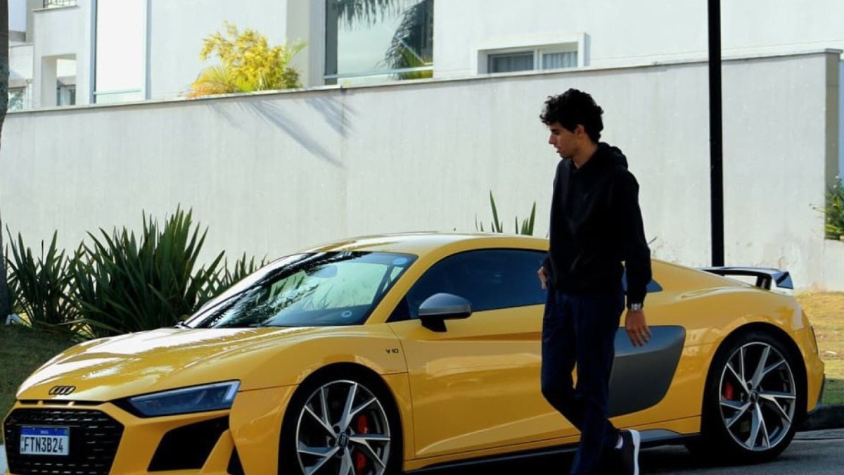 Gabriel Bortoleto ao lado do Audi R8 