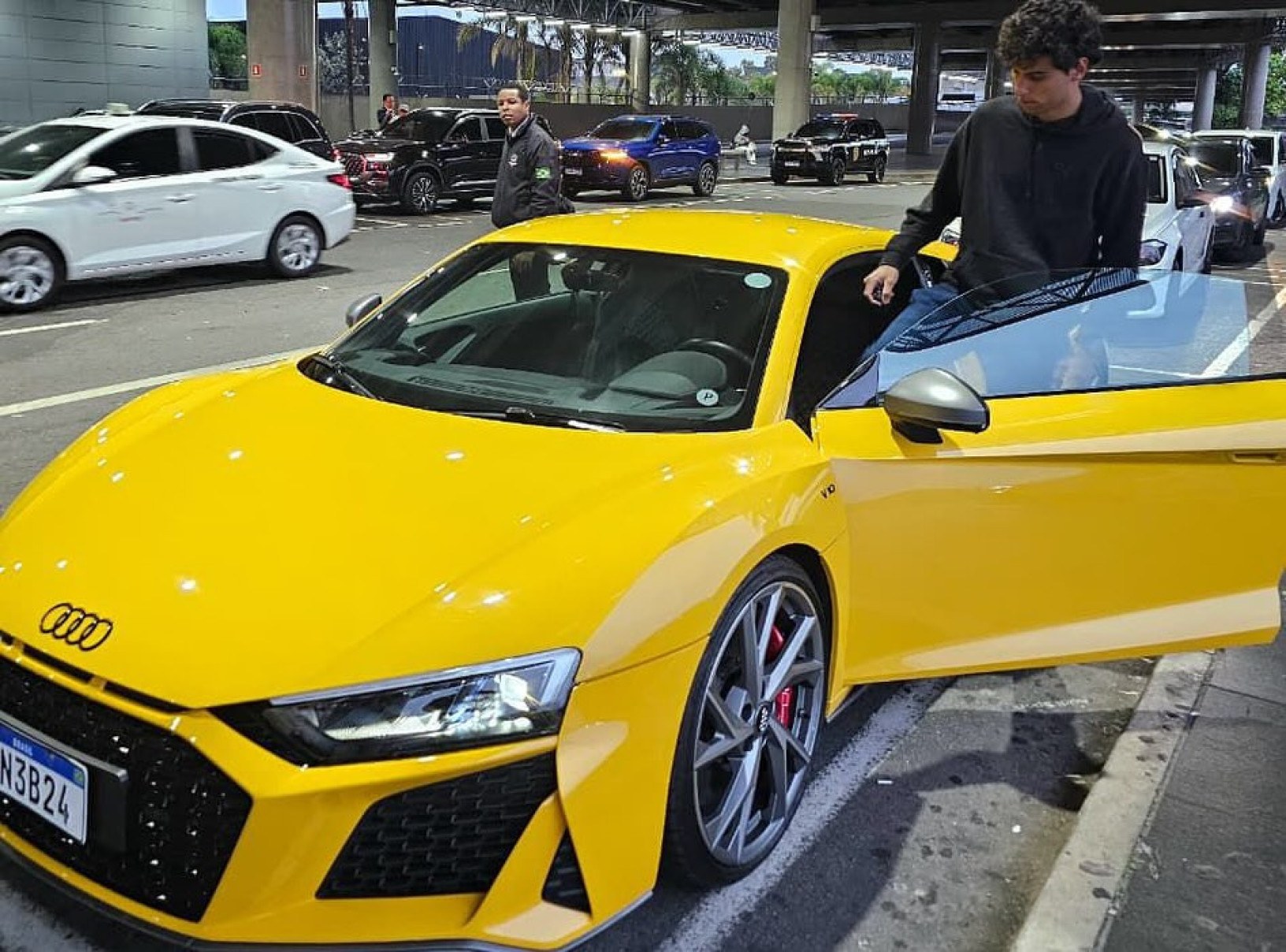 Gabriel Bortoleto entrando em um Audi R8