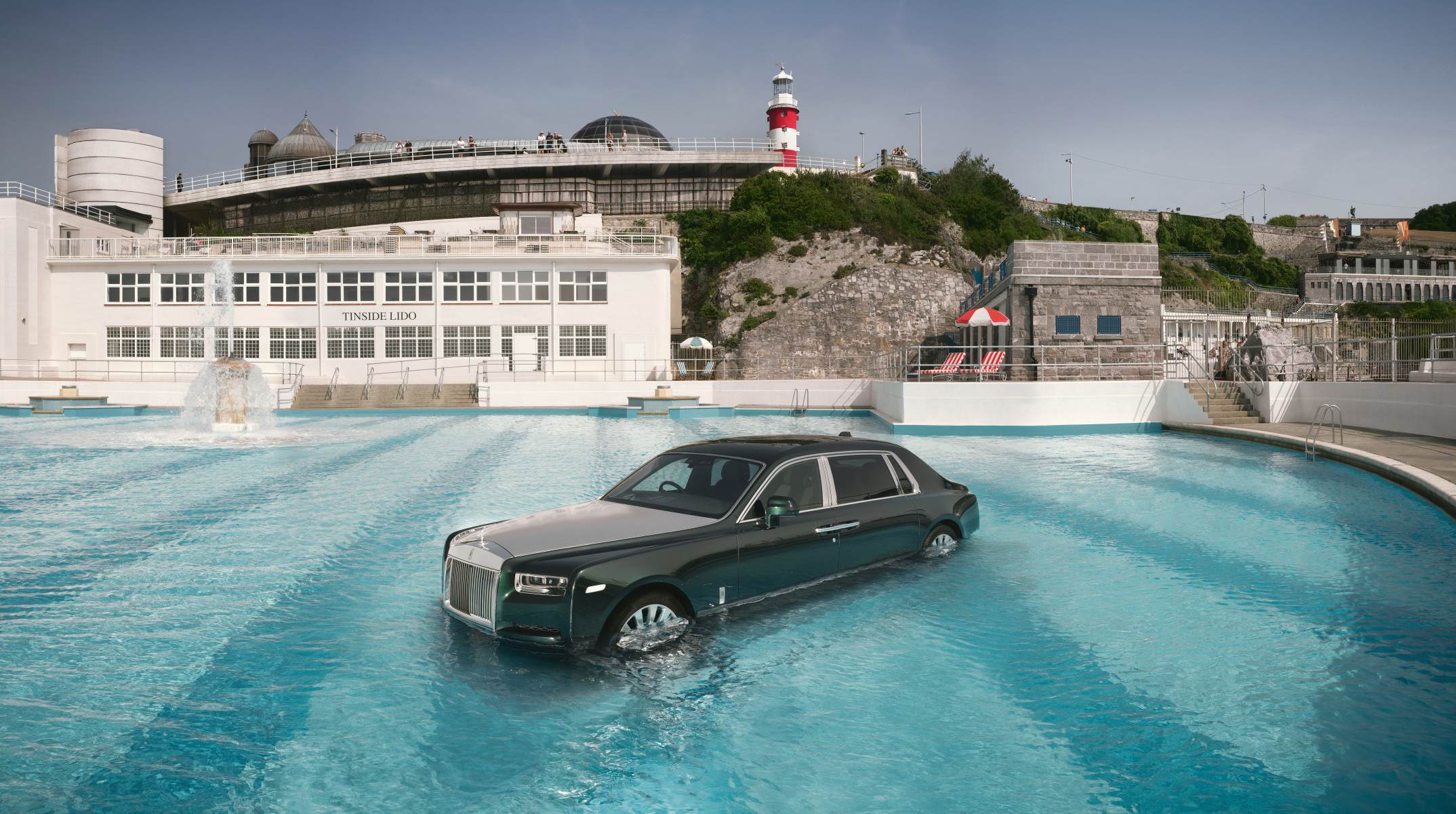 Rolls-Royce dentro da piscina