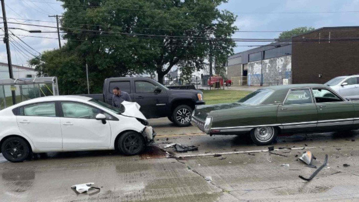 Chrysler New Yorker 1973 sofreu batida na traseira, mas saiu ileso