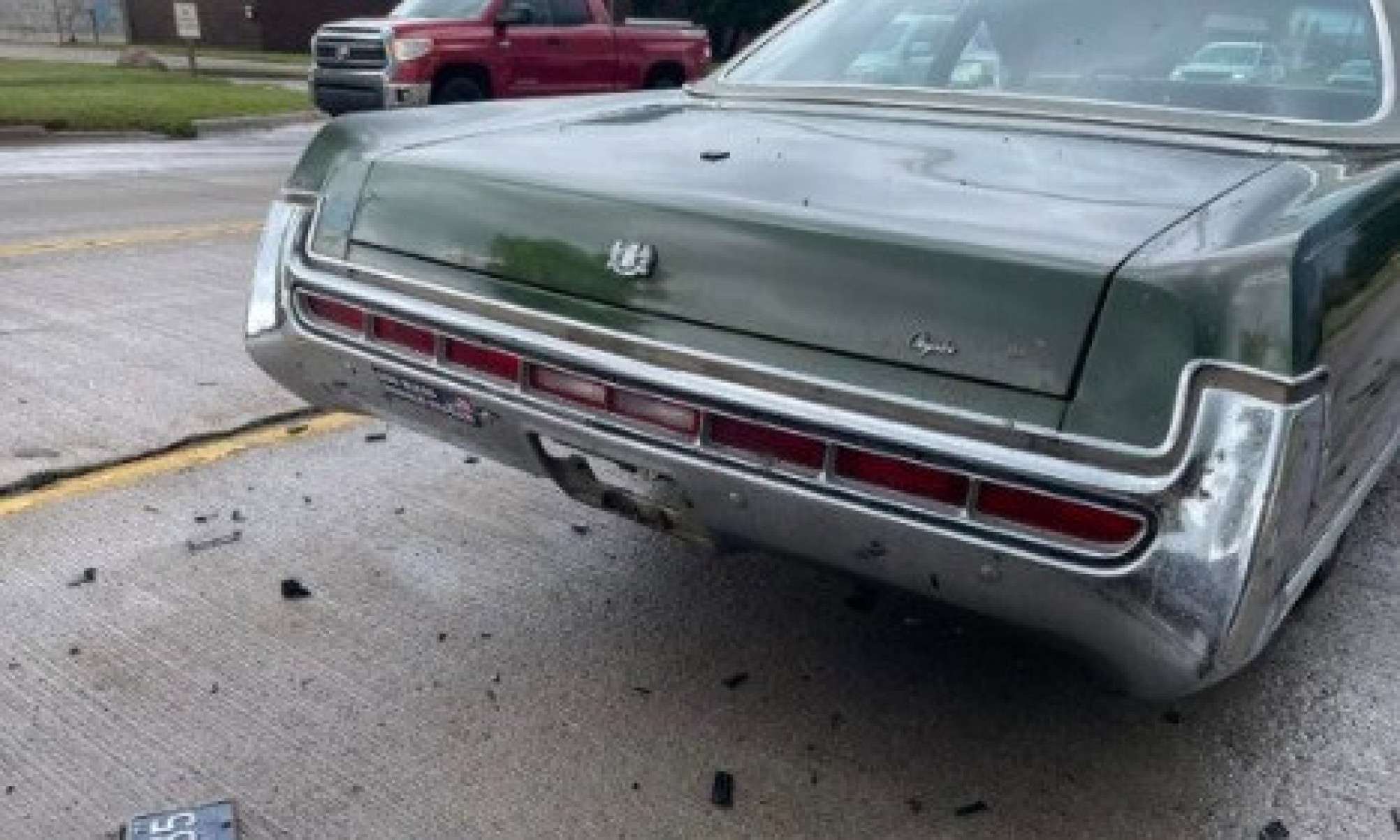 Chrysler New Yorker 1973 sofreu batida na traseira, mas saiu ileso