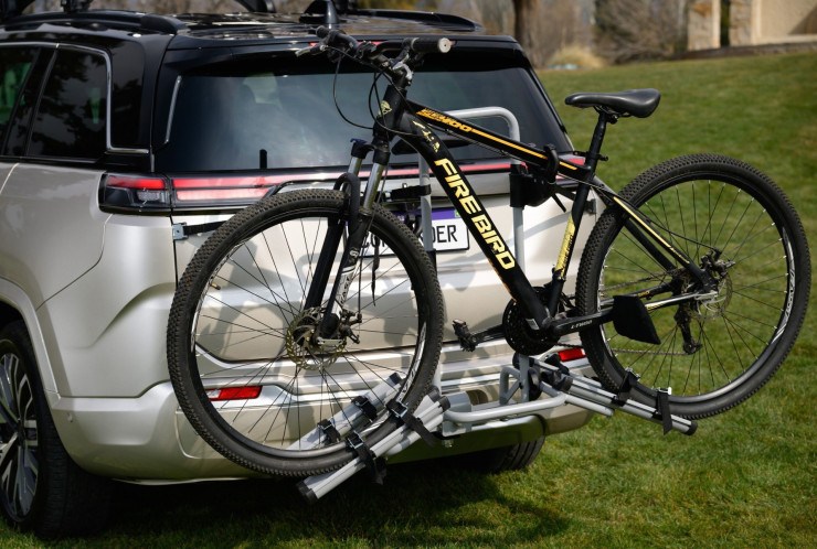Rack de teto também está disponível para customização Jeep Comander 2026 com suporte de bicicleta para engate  Jeep Commander 2026