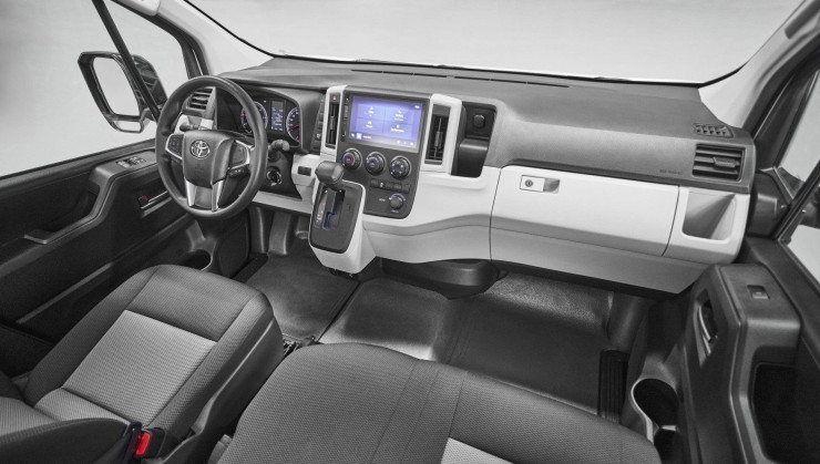 Possui cambio automático de 6 velocidades e central multimídia com conectividade