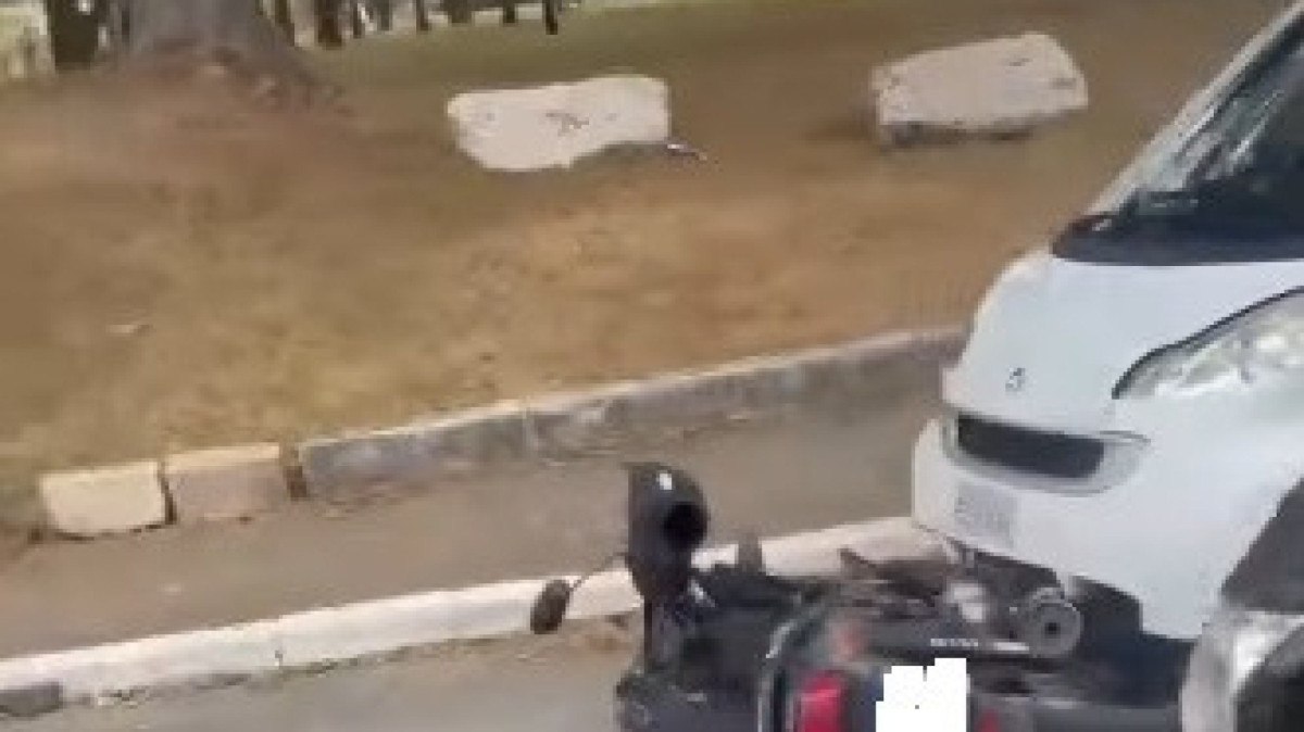 Motorista arrasta moto na Avenida Radial Leste, em São Paulo