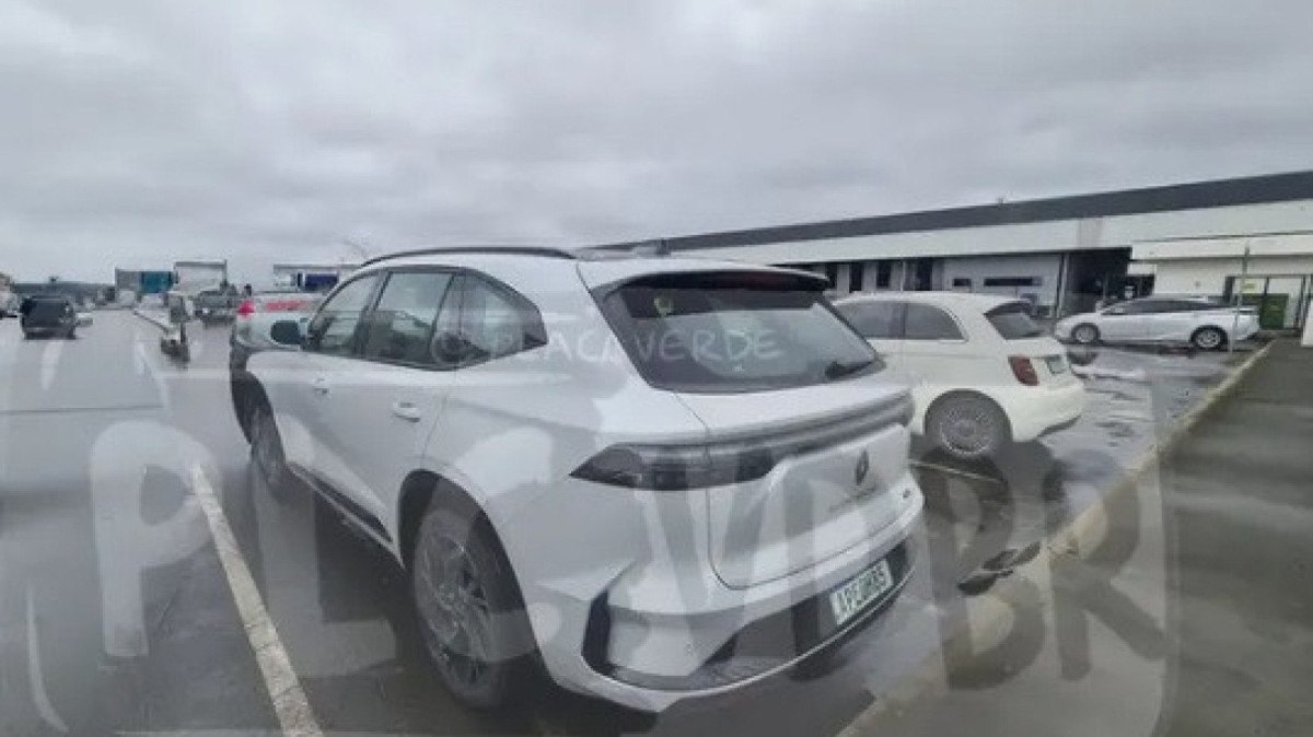 Traseira do Renault Grand Koleos branco 