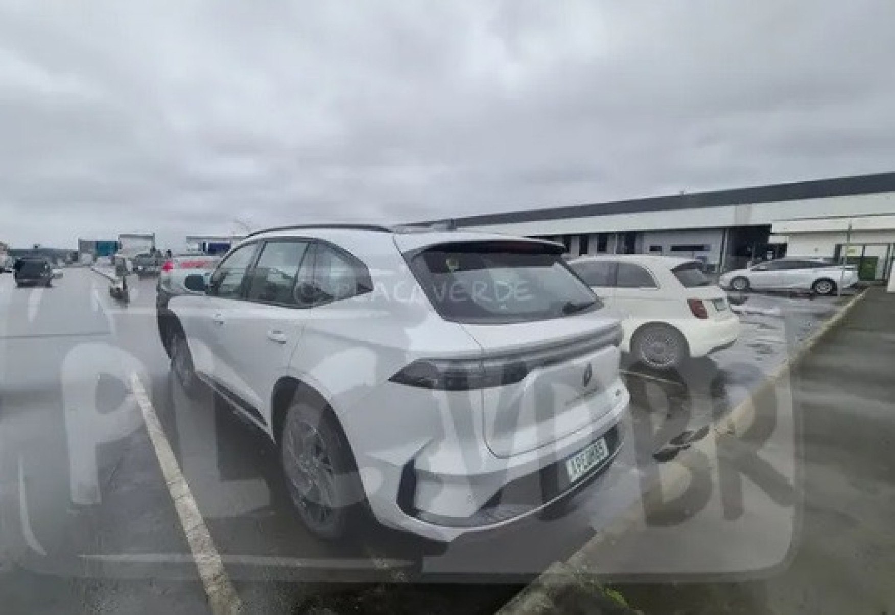Renault Grand Koleos branco flagrado em Joinville 