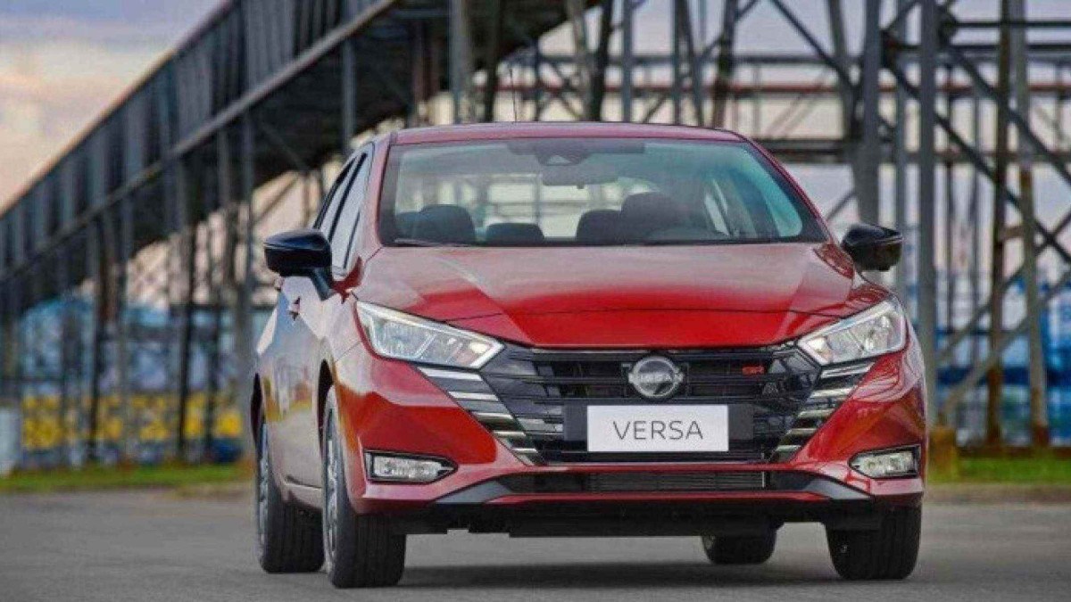 Nissan Versa vermelho visto de frente 