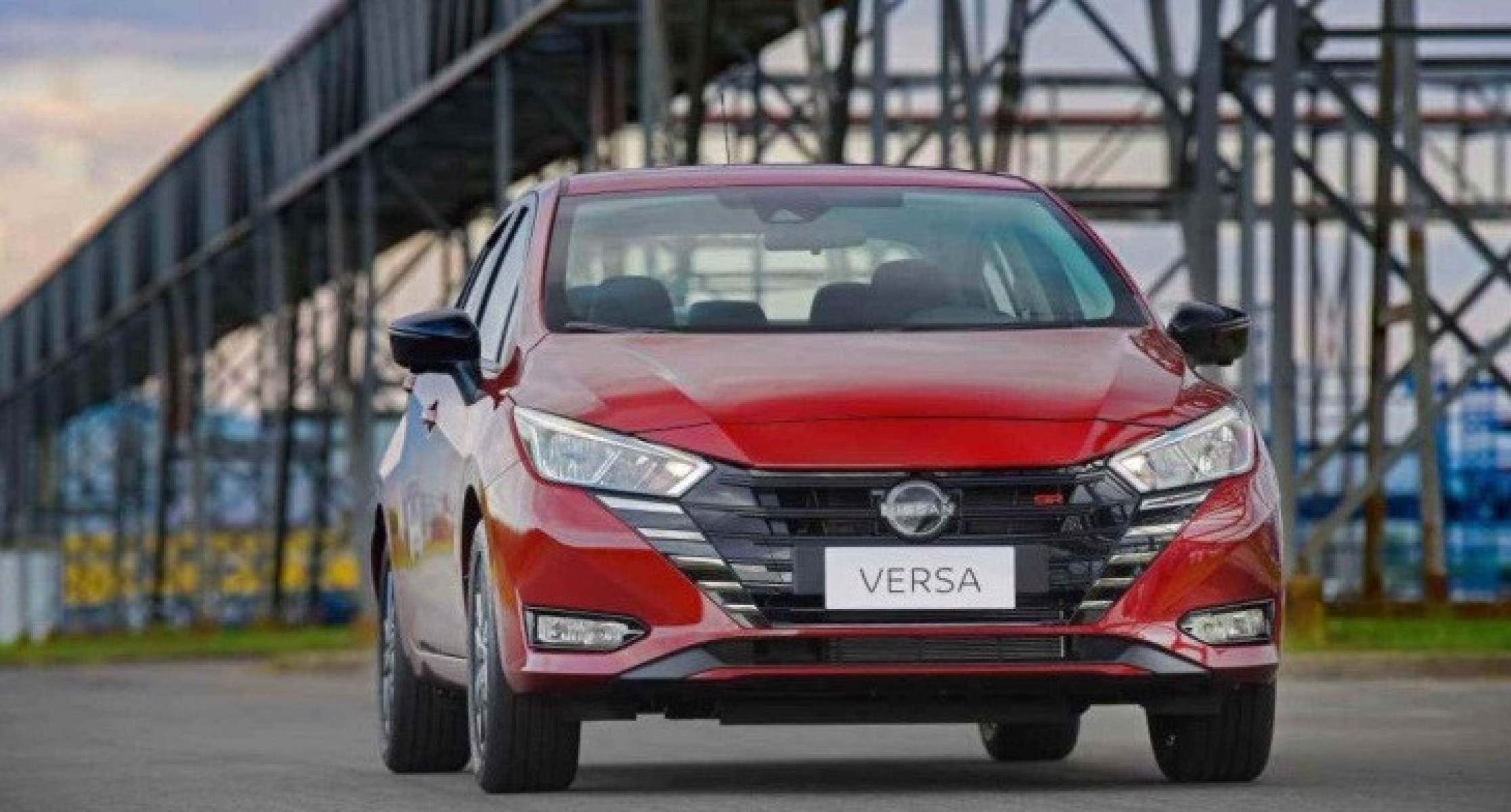 Nissan Versa vermelho visto de frente 