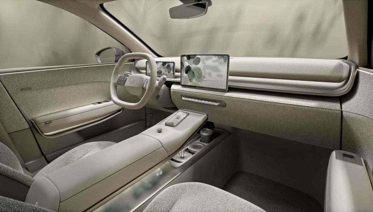 O interior, apesar de seguir a linha dos conceitos, mostra os botões físicos no volante 