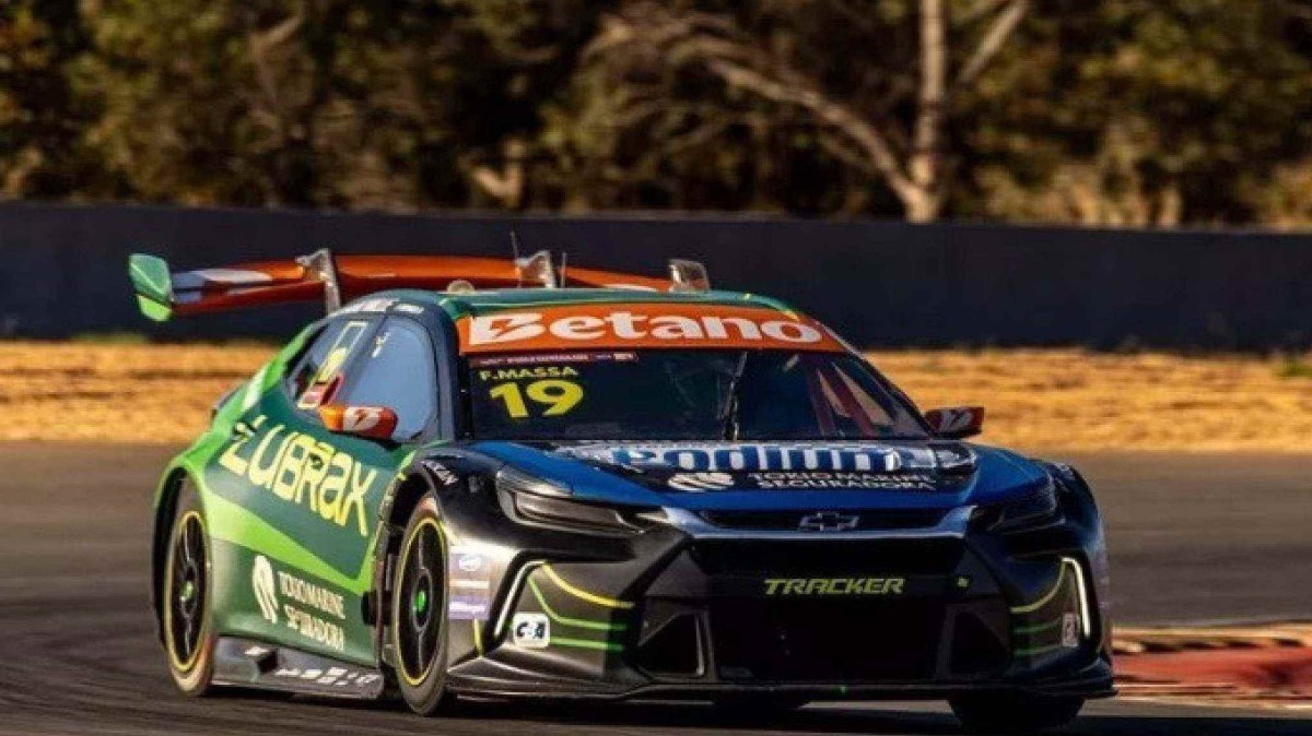 Felipe Massa dirigindo carro do Time Lubrax