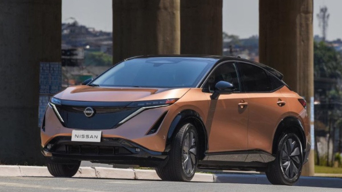 Nissan Ariya, modelo 100% elétrico, visto de frente e estacionado 