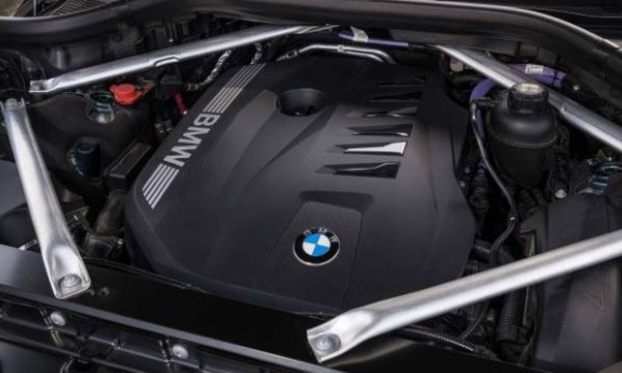 BMW X7 xDrive 40i M Sport tem motorização híbrida leve 