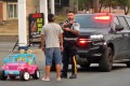 Homem é parado dirigindo jipe da Barbie